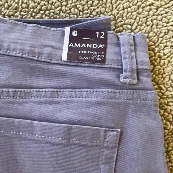 NWT Gloria Vanderbilt Amanda Lavender Purple Stretch Denim Capri Women's size 12 - Picture 2 of 5
